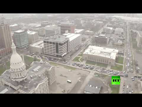 الأمريكيون يحتجون من داخل سياراتهم ضد البقاء في المنزل