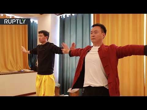 صينيون يعلقون أكياسا من الطوب في مناطق حساسة للحفاظ على صحتهم