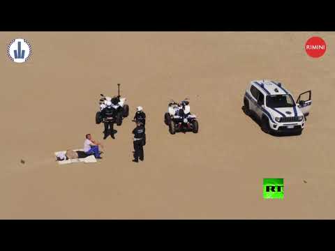 طائرة الدرون ترصد مخترق حظر التجول في أحد الشواطئ الإيطالية