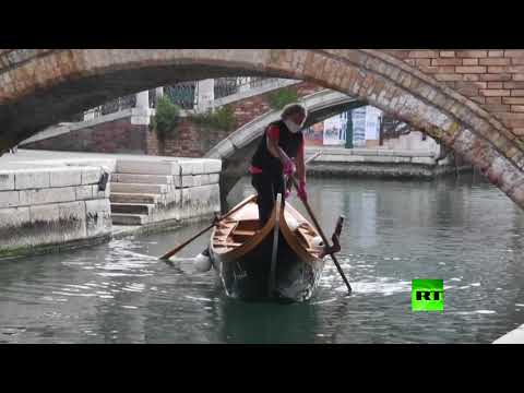 مواطنو البندقية يستخدمون الممرات المائية لتوزيع الأغذية