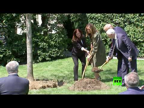 في يوم الأرض ترامب وميلانيا يخرقان قواعد التباعد الاجتماعي