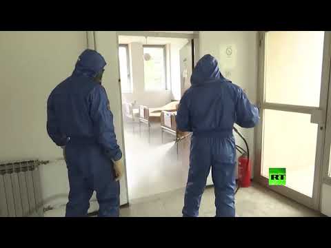 فريق العسكريين الروس يعقم مركزًا دراسيا للقوات الصربية