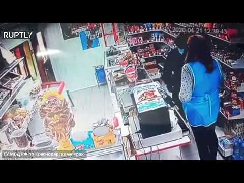 كاميرات تسجل محاولة سطو داخل محل تجاري وبائعة تطرد لصا