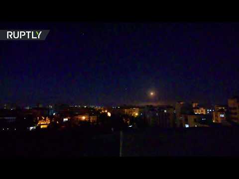 لقطات جديدة لتصدي الدفاعات الجوية السورية لأهداف معادية فوق دمشق