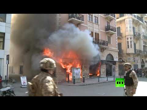 محتجون لبنانيون يحرقون مصرفا في طرابلس