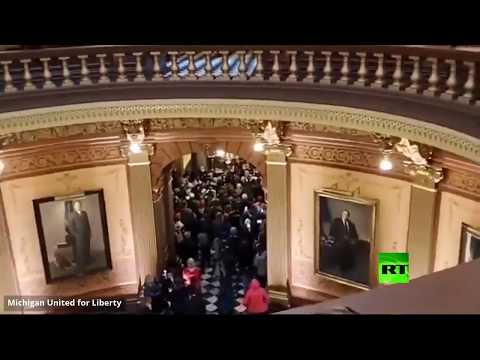 متظاهرون مسلحون يقتحمون مقر برلمان ميشيغان الأميركية