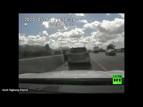 طفل أميركي في الخامسة يقود سيارة على طريق سريع