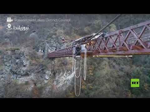 عمدة كوينزتاون في نيوزيلندا يحتفل بتخفيف إجراءات كورونا بأغرب طريقة