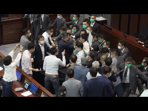 شجار داخل مجلس النواب في هونغ كونغ