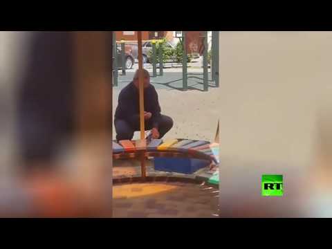 شاهد خلية نحل العسل تظهر ليلًا بأحد ملاعب الأطفال في روسيا