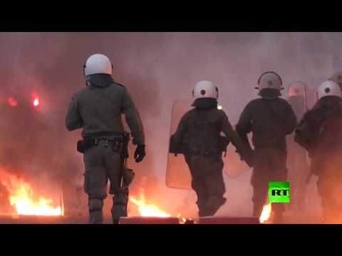 شاهد متظاهرون يحرقون العلم الأميركي في اليونان احتجاجًا على مقتل جورج فلويد