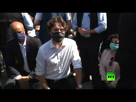 رئيس وزراء كندا يركع خلال مظاهرة مناهضة للعنصرية