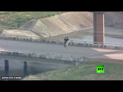 إنقاذ عامل صيانة من قمة سارية العلم في ولاية تكساس الأميركية