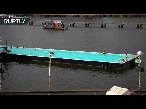 سكان برلين الألمانية يتوجهون إلى سفينة الحمام بسبب موجة الحر