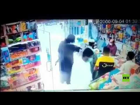 شاهد سعودي يقتحم متجرا بالسلاح في الرياض