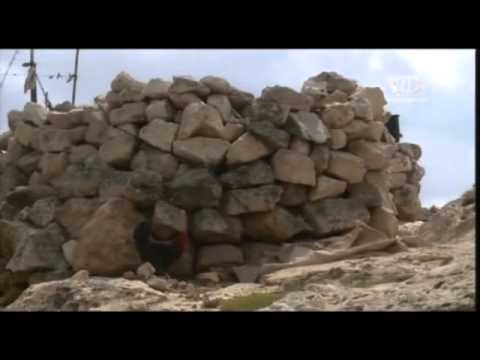 شاهدفلسطينيون يتخذون من الكهوف بيوتًا لمواجهة الاستيطان