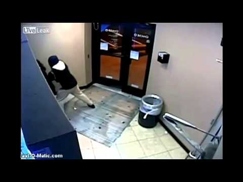 فيديو سرقة امرأة بالإكراه أمام ماكينة صرف آلي