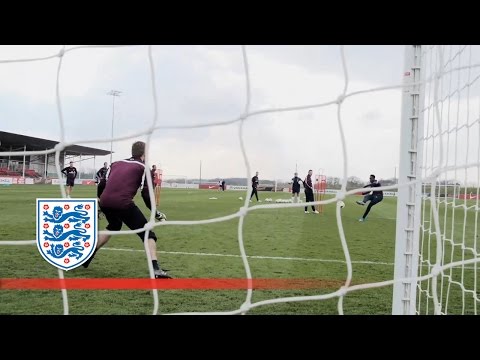 تبدو لقطة مضحكة في تدريبات إنجلترا شاهد روني وويلباك يسخران من جو هارت