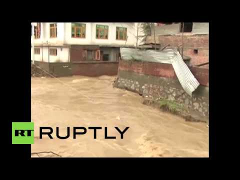 شاهد 17 قتيلاً إثر فيضانات وانهيار أرضي في كشمير