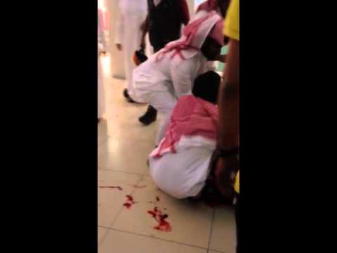 بالفيديو طعن شاب داخل سوق تجاري سعودي