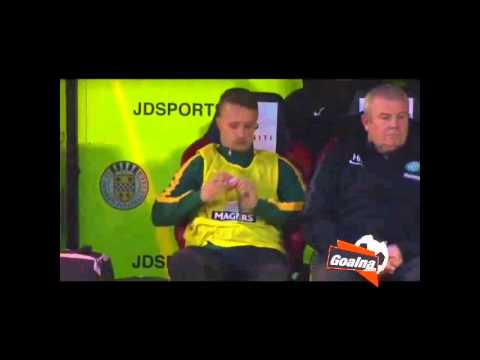 شاهد لاعب يتناول الحلوى أثناء جلوسه على دكة البدلاء