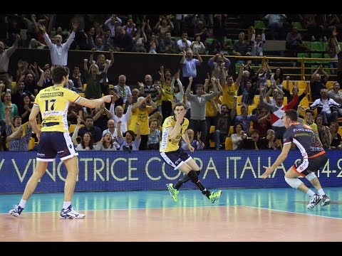 شاهد  هدف اكروباتي مذهل في مباراة كرة طائرة