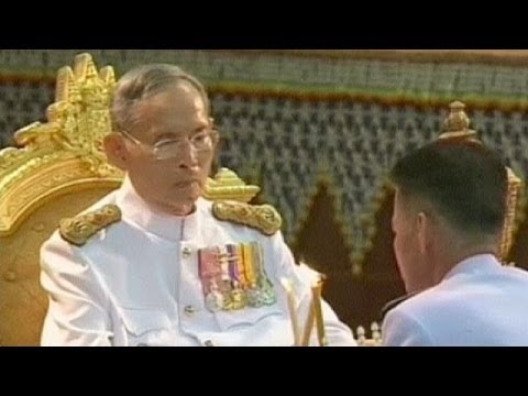 ظهور علنيّ نادر لملك تايلاندا