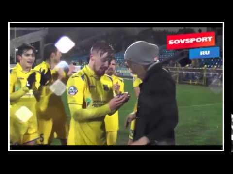 بالفيديو لاعب روسي يطلب يد صديقته للزواج في الملعببالفيديو لاعب روسي يطلب يد صديقته للزواج في الملعب