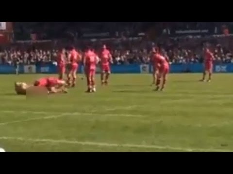 بالفيديو مشجع عارٍ يقتحم الملعب في دوري الرغبي الإنجليزي