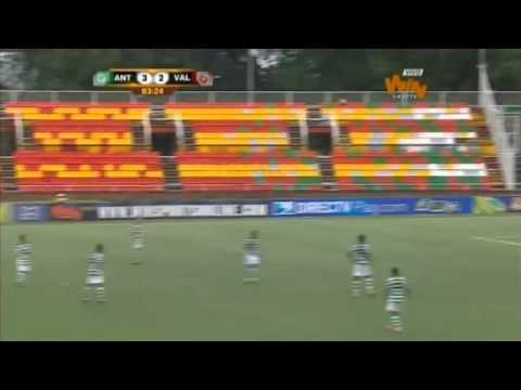 بالفيديو لاعب مغمور يسجل هدفًا من نصف الملعب