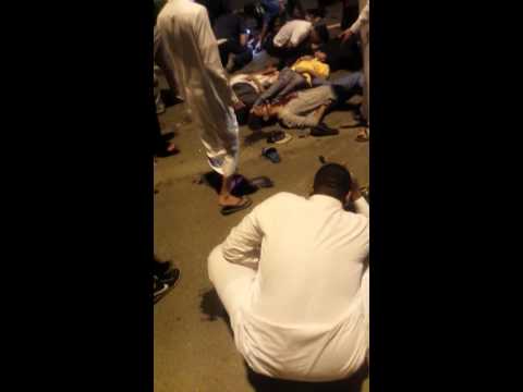 بالفيديو كامري مسرعة تصدم تجمعًا من المواطنين السعوديين