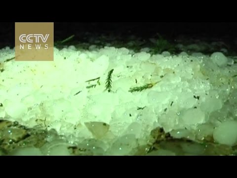 فيديو تساقط ثلوج بحجم البيض جنوب الصين