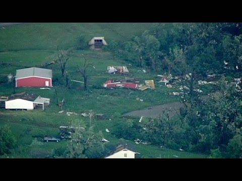 بالفيديو عدة  أعاصير  تجتاح وسط الولايات المتحدة