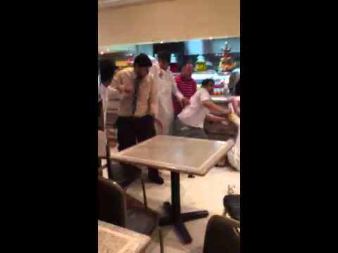 بالفيديو مضاربة بالأحذية والعقالات في مطعم شهير في الدمام