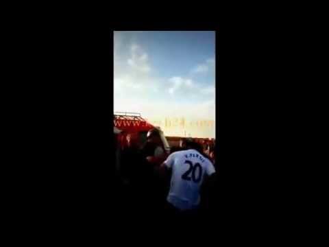 شاب وفتاة يتبادلان الصفعات خلال مشاجرة