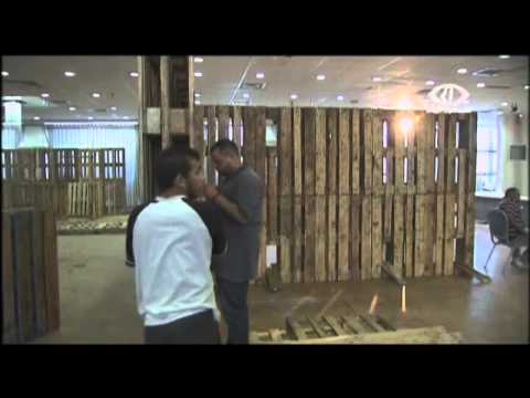 الفلسطيني أزاد يحول المنصات الخشبية المستعملة إلى أثاث يحمل طابعًا مميزًا