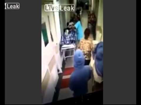 لحظة إطلاق النار على مريض يرقد في المستشفى