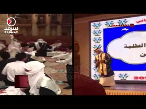 بالفيديو طالب كويتي يقبل قدم والدته أثناء حفل تكريمه