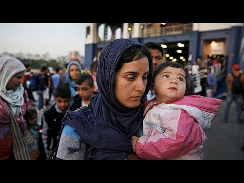 اليونان تنقل ألفي مهاجر من جزيرة لسبوس إلى مرفأ قرب أثينا