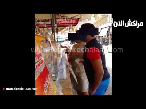 مراهقان يتناولان الطعام في نهار رمضان