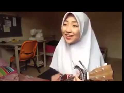 بالفيديو آسيوية تنشد أغنية دينية عربية