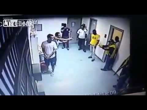 شاهد لحظة إطلاق شرطي النيران على مراهق وقتله