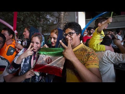 آلاف الإيرانيين يتظاهرون احتفالًا باتفاق فيينا