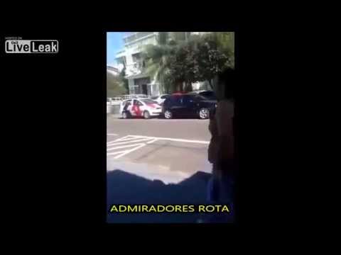 بالفيديو 3 فتيات ليل يقذفن سيارة شرطة بالحجارة