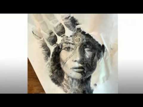 شاهد مدرس يرسم على كفه لتسلية طلابه