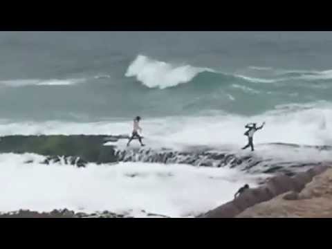 شاهد الأمواج تجرف أشخاصًا في شاطئ المغسيل