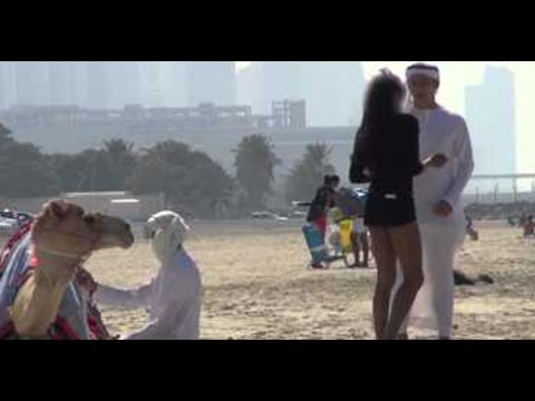 شاب يغري الفتيات بـ