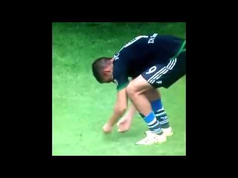 شاهد احتفال غريب من مهاجم شالكة وزميله