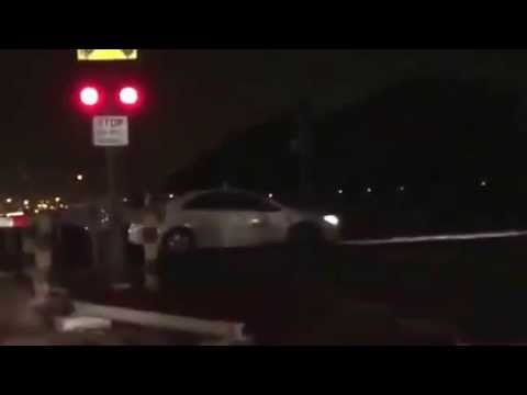 سعودي ينجو من الموت بأعجوبة بعدما تعطلت سيارته