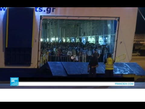 شاهد حشود غفيرة على متن سفينة في اليونان
